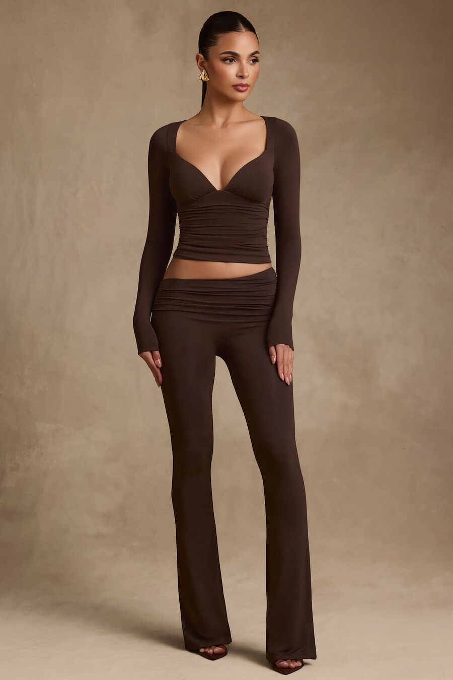 calça flare assimétrica em modal na cor marrom chocolate