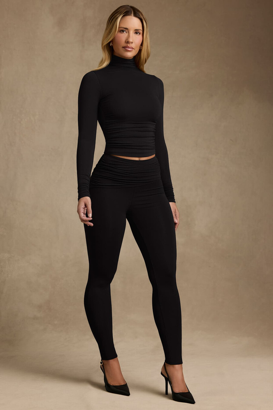 leggings de cintura média com franzido em modal na cor preta.