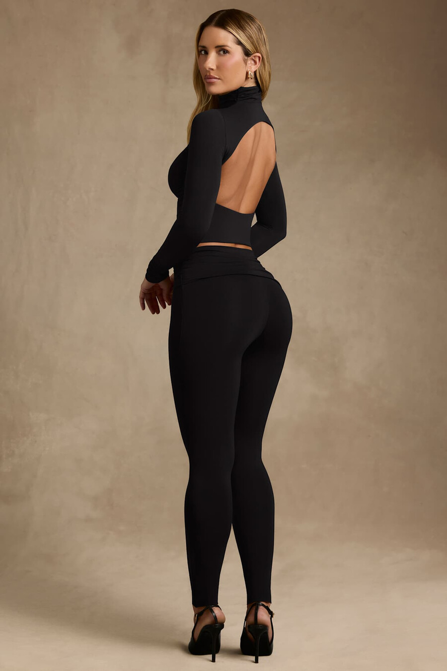 leggings de cintura média com franzido em modal na cor preta.