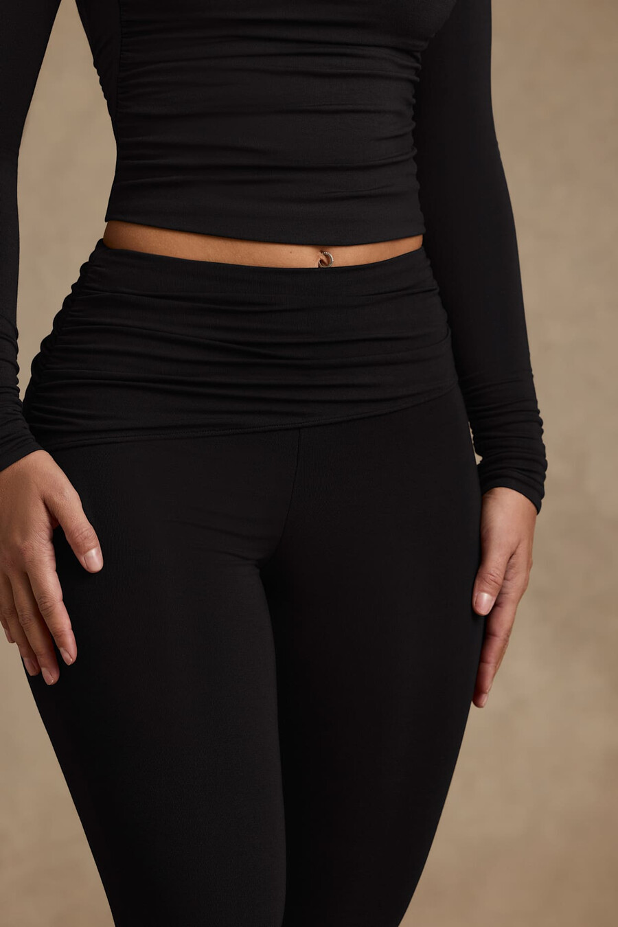leggings de cintura média com franzido em modal na cor preta.