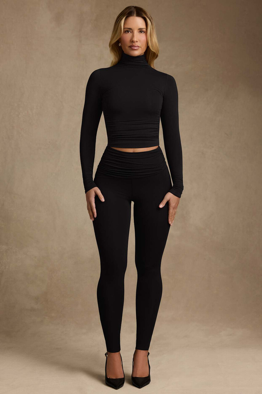 leggings de cintura média com franzido em modal na cor preta.
