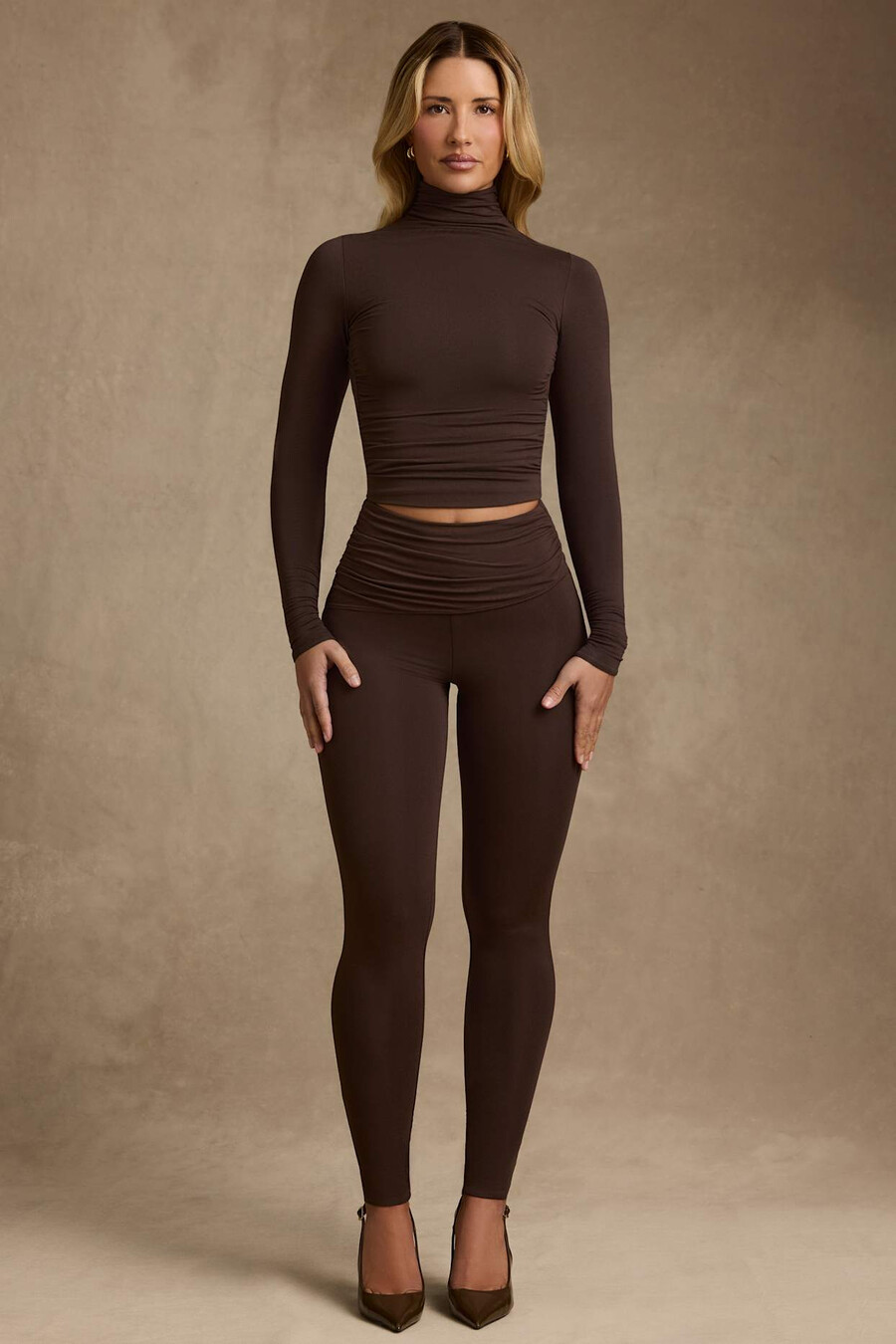 leggings de cintura média com franzido em modal na cor marrom chocolate.