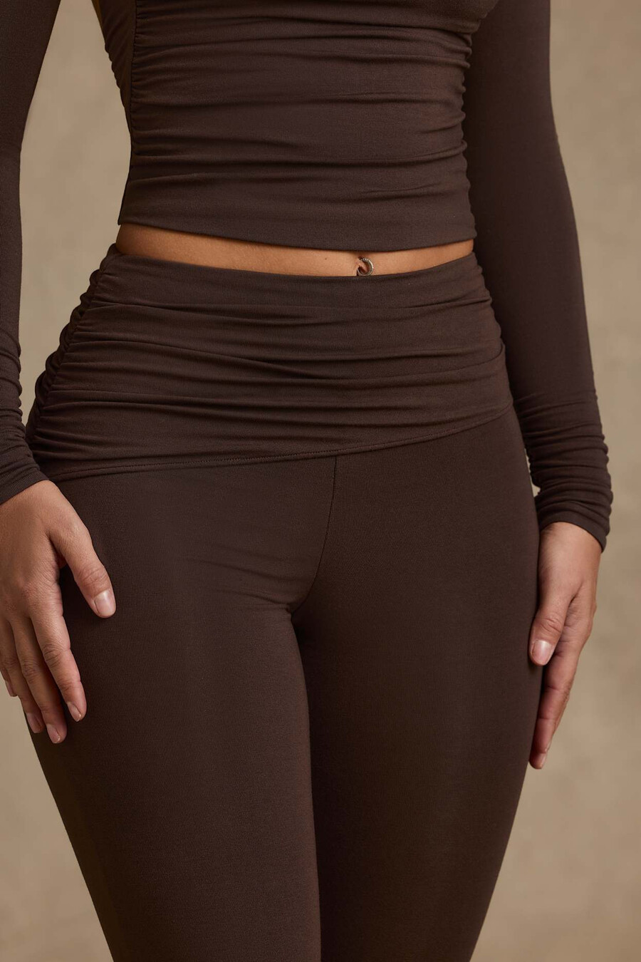 leggings de cintura média com franzido em modal na cor marrom chocolate.