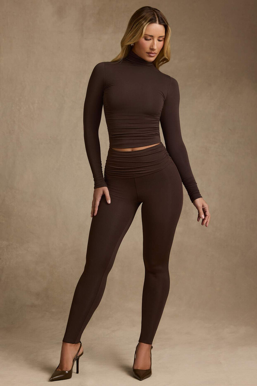 leggings de cintura média com franzido em modal na cor marrom chocolate.