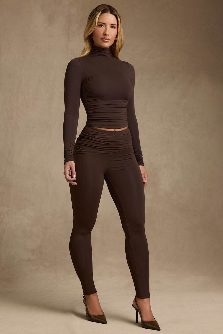 leggings de cintura média com franzido em modal na cor marrom chocolate.