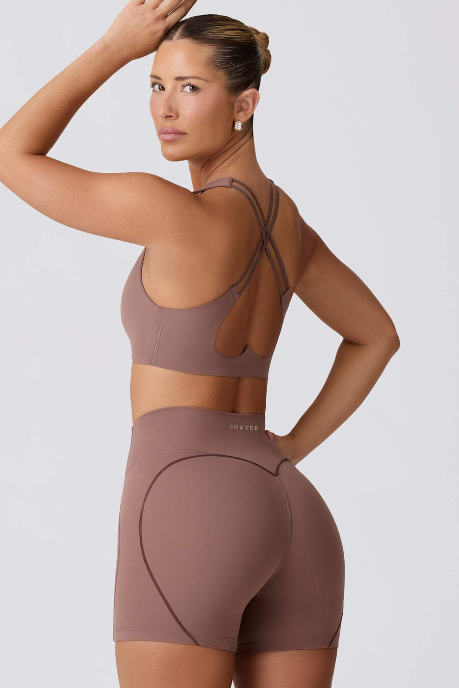 shorts curtos e macios para atividades físicas na cor mocha.