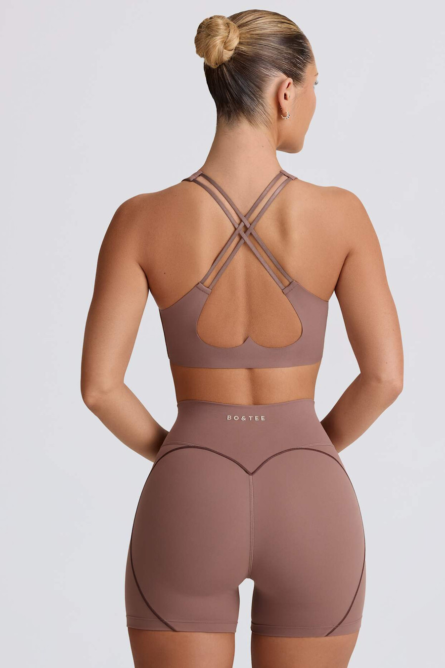 shorts curtos e macios para atividades físicas na cor mocha.
