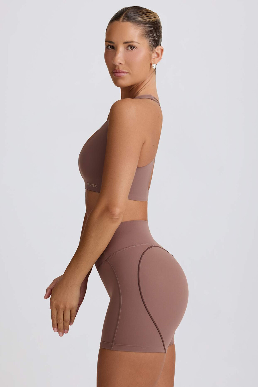 shorts curtos e macios para atividades físicas na cor mocha.