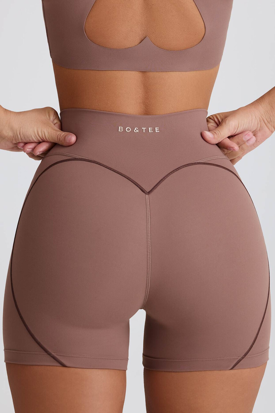 shorts curtos e macios para atividades físicas na cor mocha.