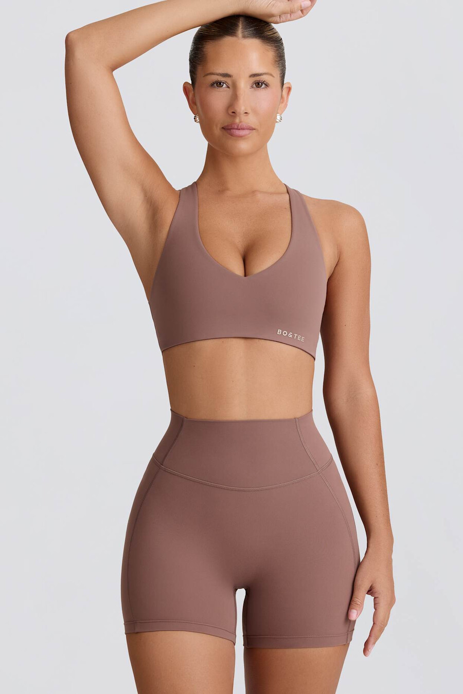shorts curtos e macios para atividades físicas na cor mocha.