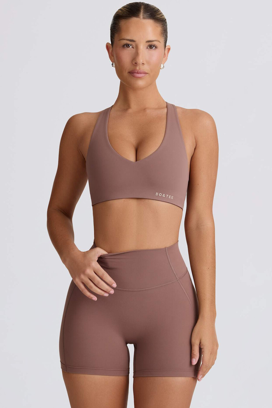 shorts curtos e macios para atividades físicas na cor mocha.