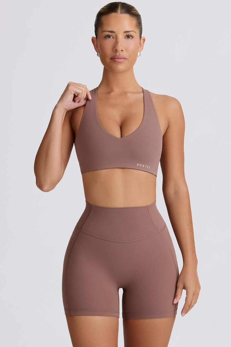 shorts curtos e macios para atividades físicas na cor mocha.
