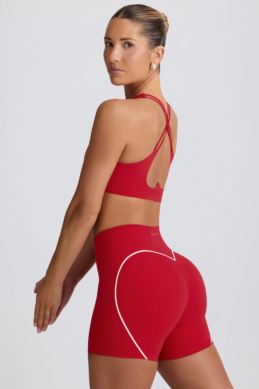 shorts curtos e macios para atividades físicas na cor vermelho vibrante.