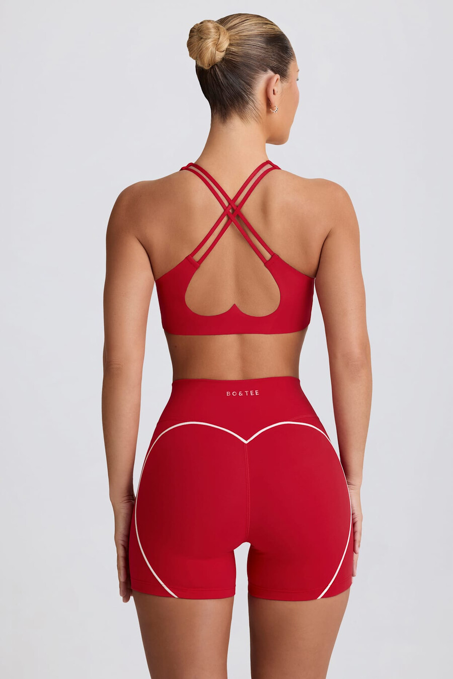 shorts curtos e macios para atividades físicas na cor vermelho vibrante.