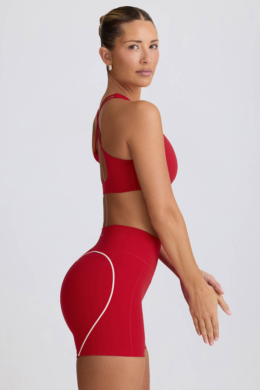 shorts curtos e macios para atividades físicas na cor vermelho vibrante.