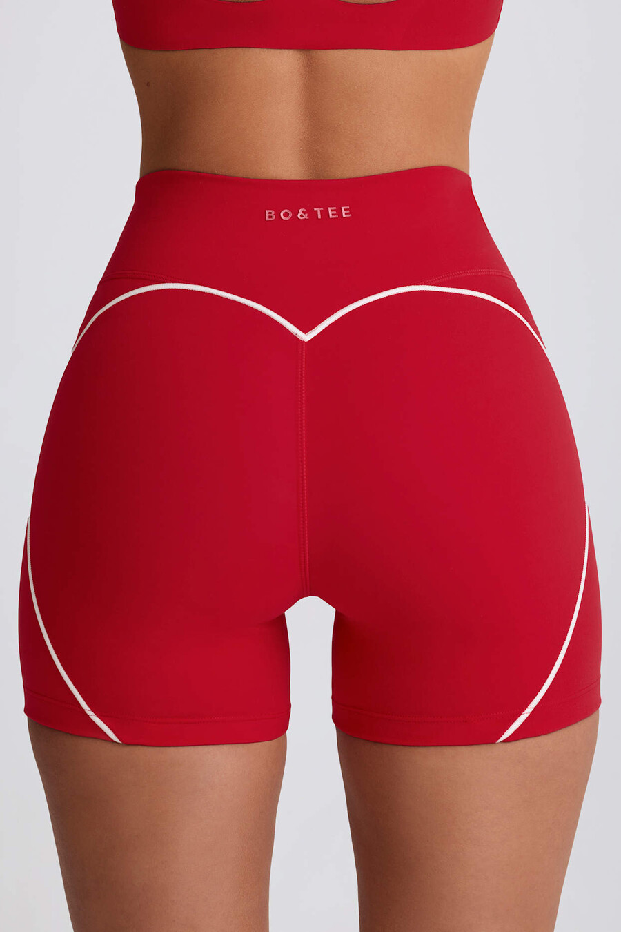 shorts curtos e macios para atividades físicas na cor vermelho vibrante.