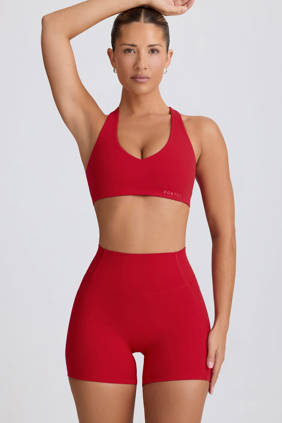 shorts curtos e macios para atividades físicas na cor vermelho vibrante.