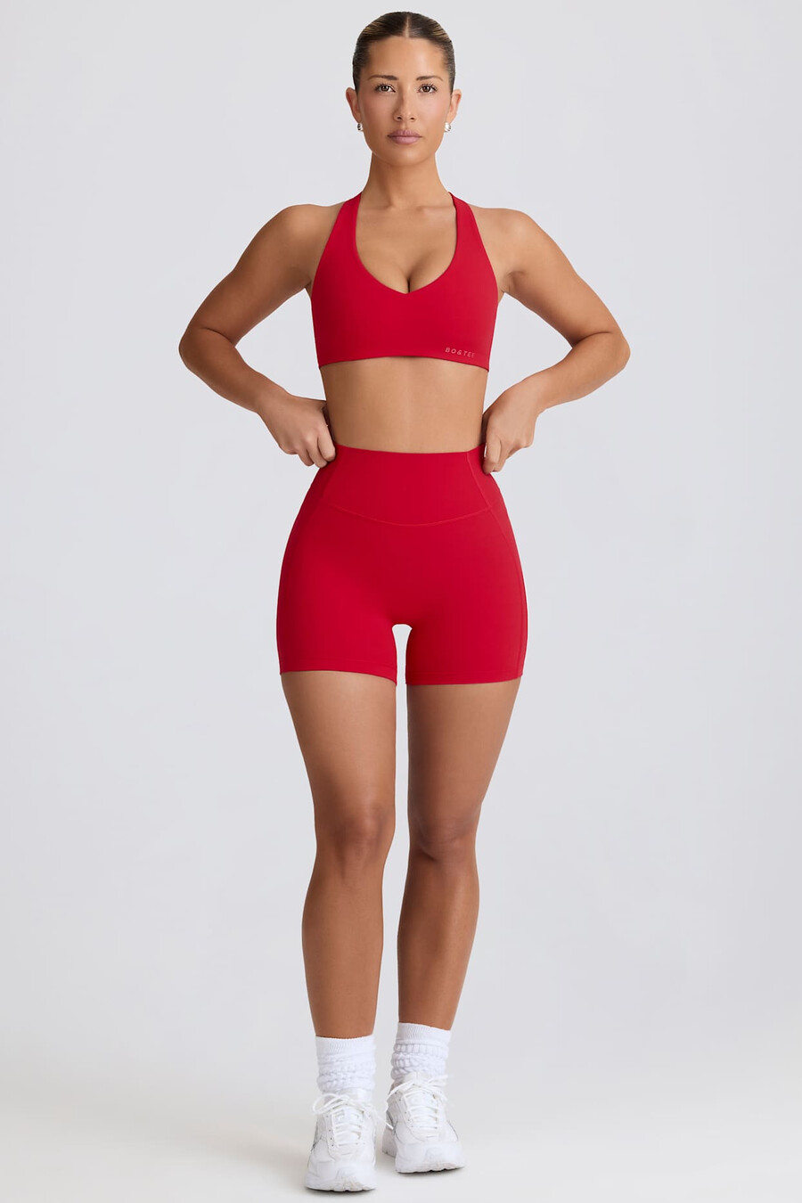 shorts curtos e macios para atividades físicas na cor vermelho vibrante.