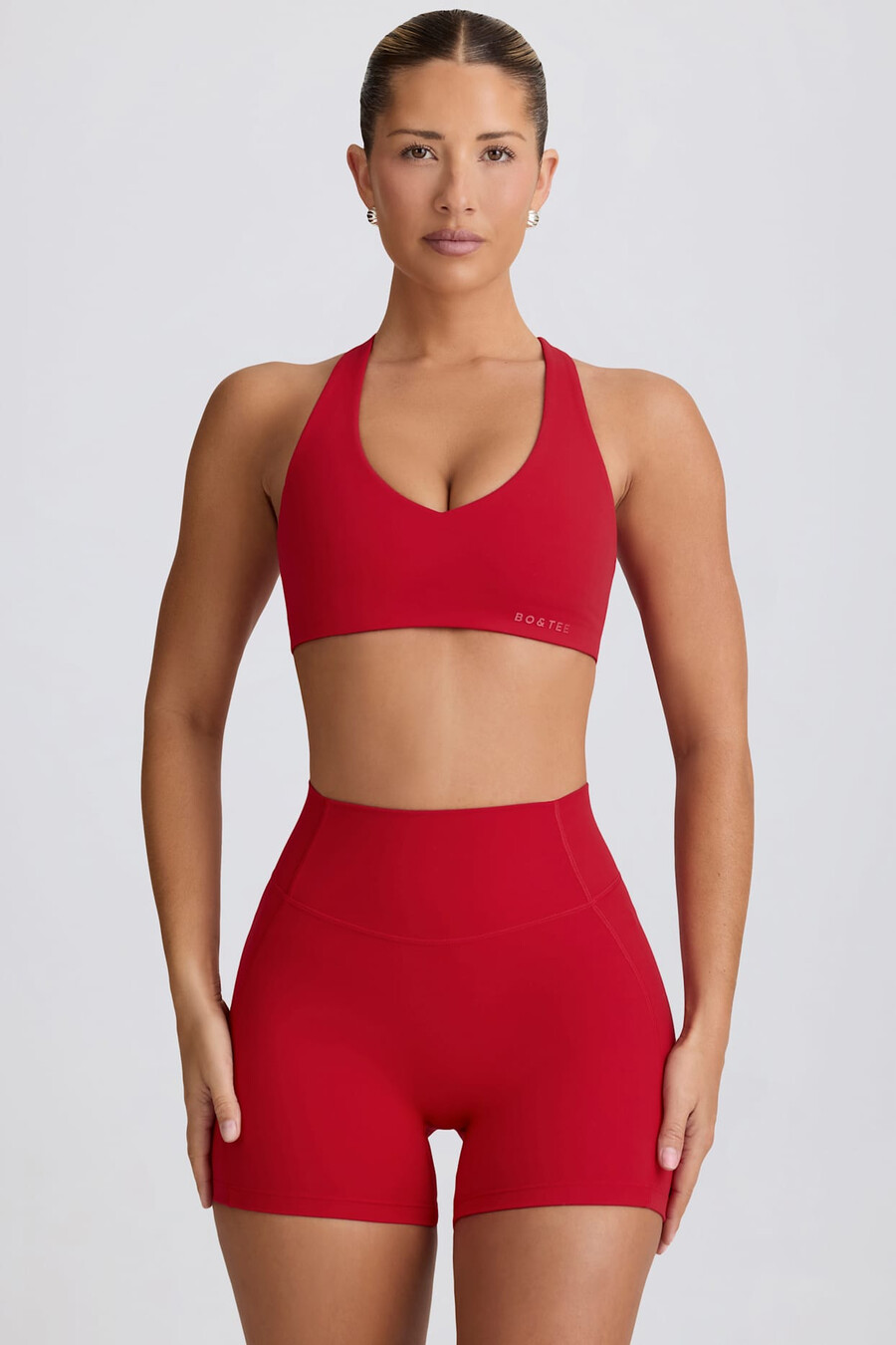 shorts curtos e macios para atividades físicas na cor vermelho vibrante.