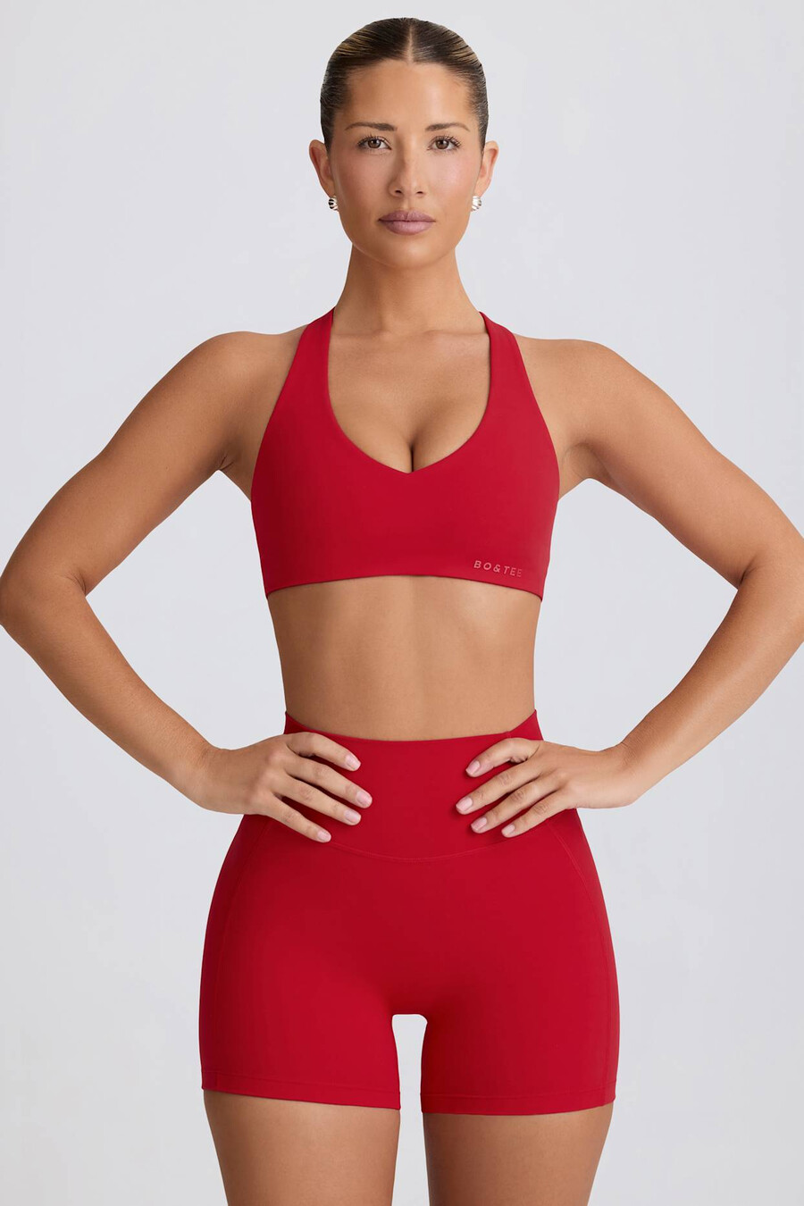 shorts curtos e macios para atividades físicas na cor vermelho vibrante.