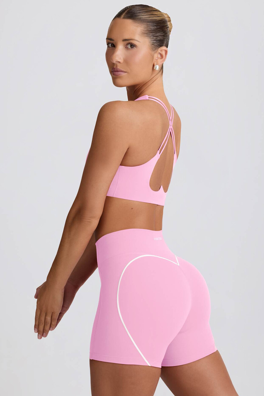 shorts curtos e macios para atividades físicas na cor rosa bebê.