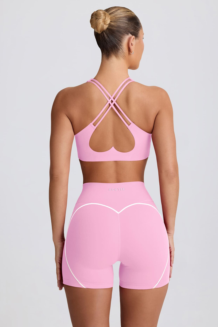 shorts curtos e macios para atividades físicas na cor rosa bebê.