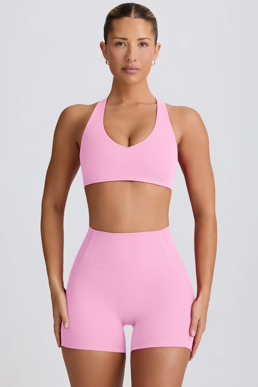 shorts curtos e macios para atividades físicas na cor rosa bebê.