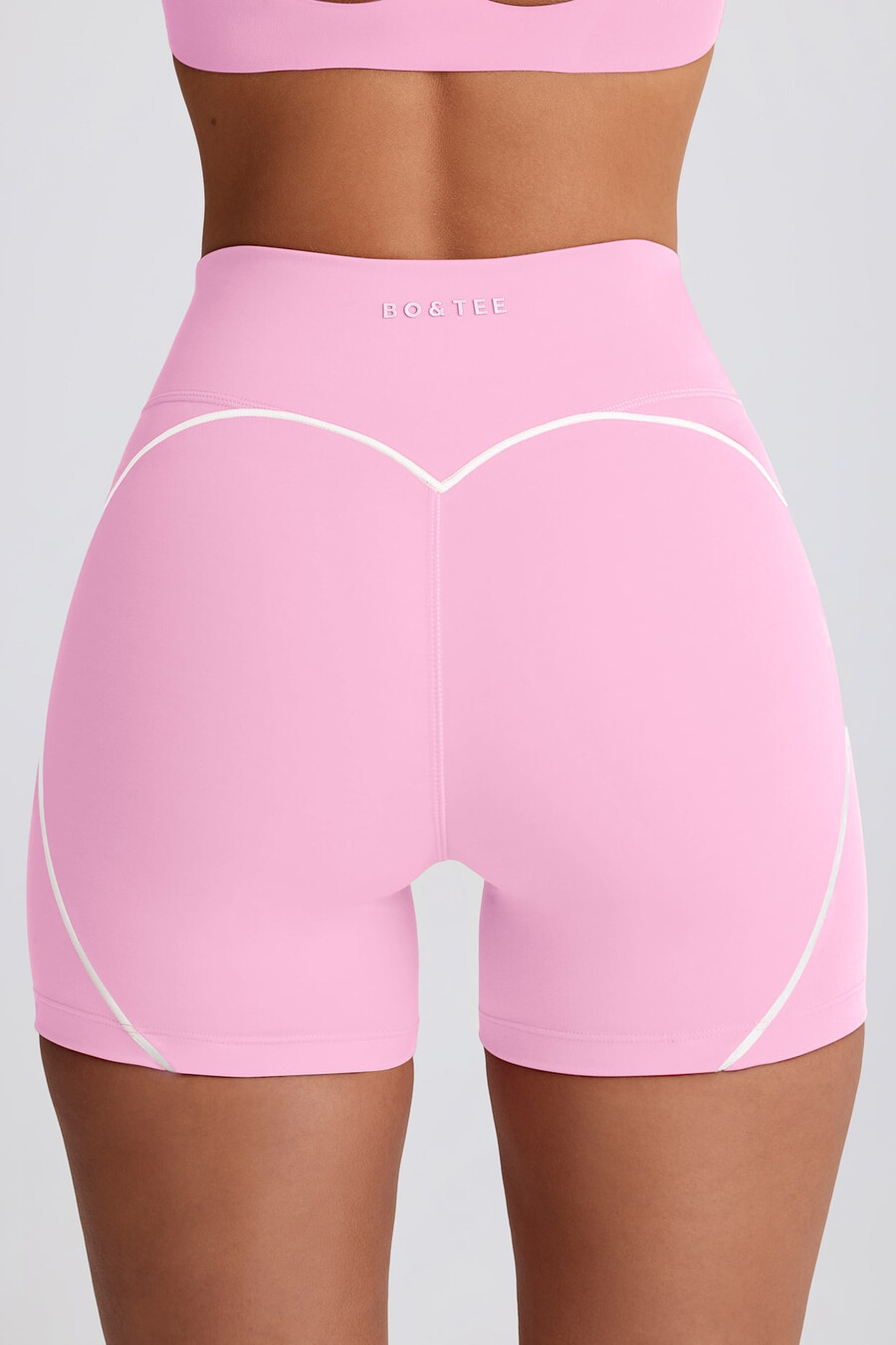 shorts curtos e macios para atividades físicas na cor rosa bebê.