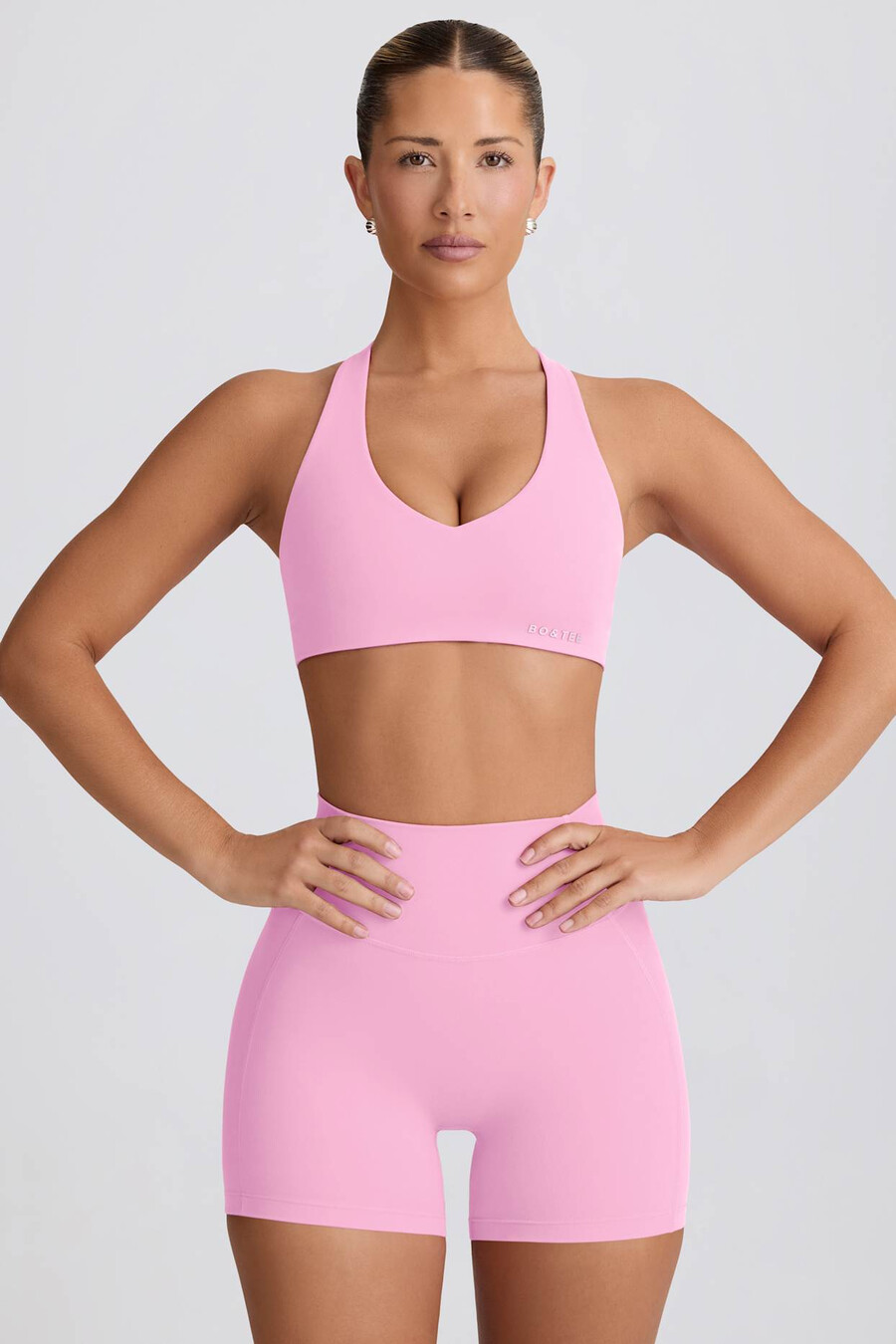 shorts curtos e macios para atividades físicas na cor rosa bebê.