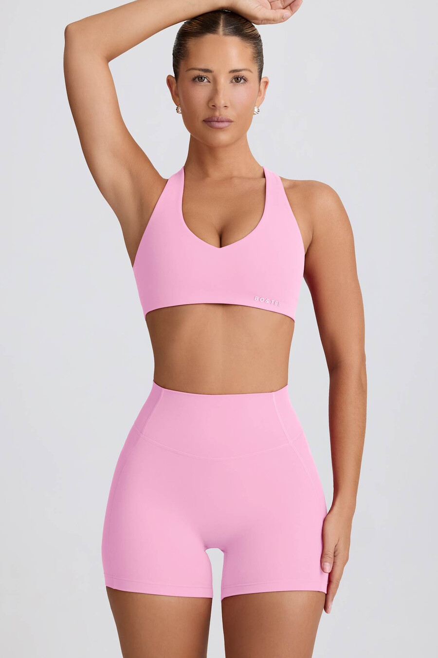 shorts curtos e macios para atividades físicas na cor rosa bebê.
