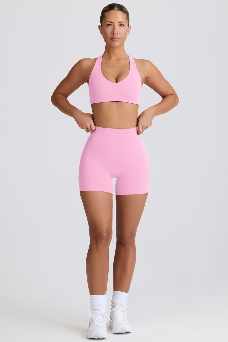 shorts curtos e macios para atividades físicas na cor rosa bebê.