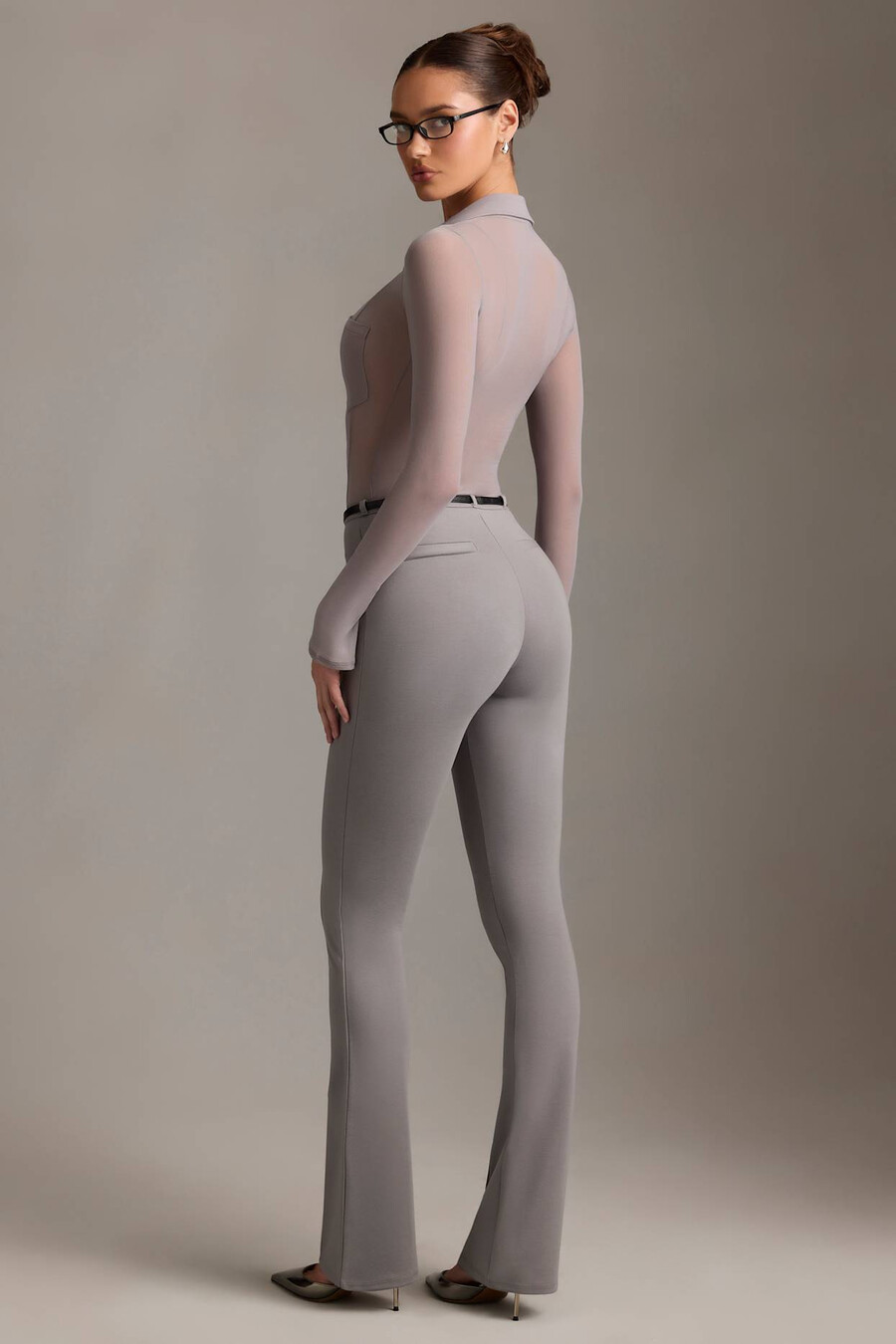 calça flare de cintura baixa na cor cinza