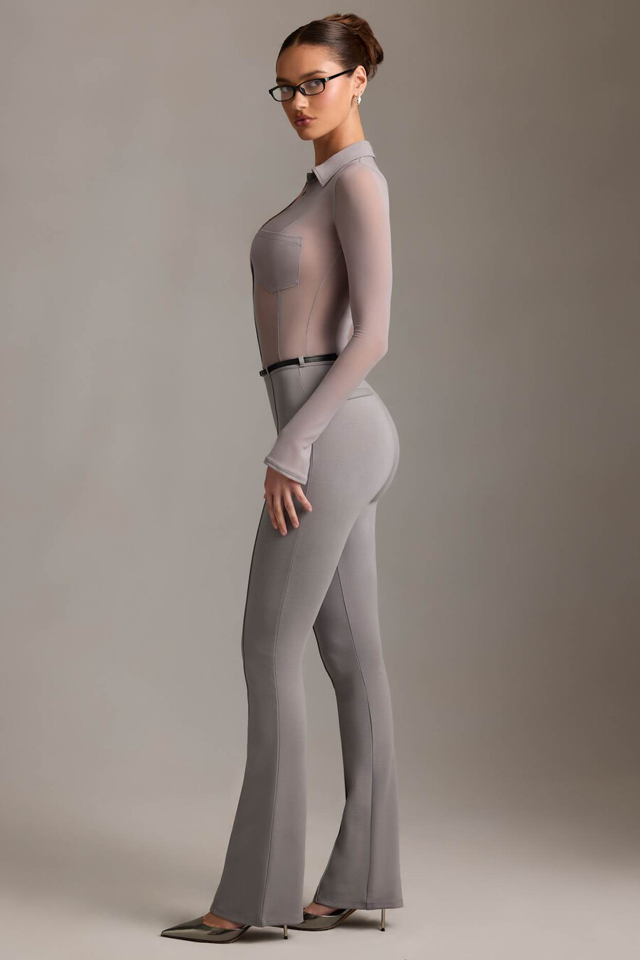 calça flare de cintura baixa na cor cinza