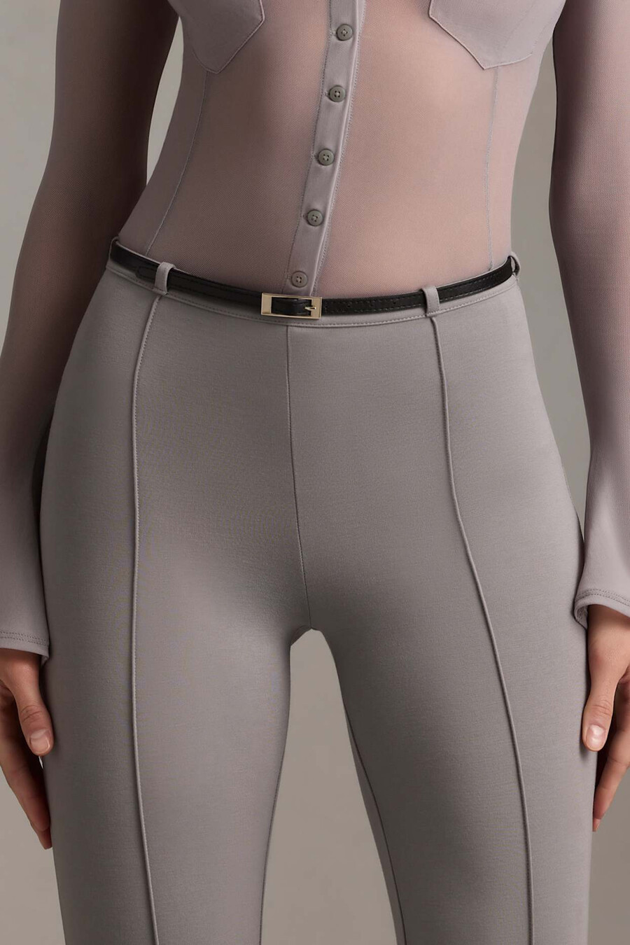 calça flare de cintura baixa na cor cinza