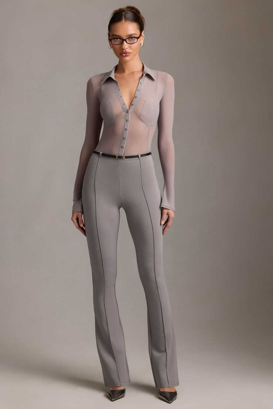 calça flare de cintura baixa na cor cinza