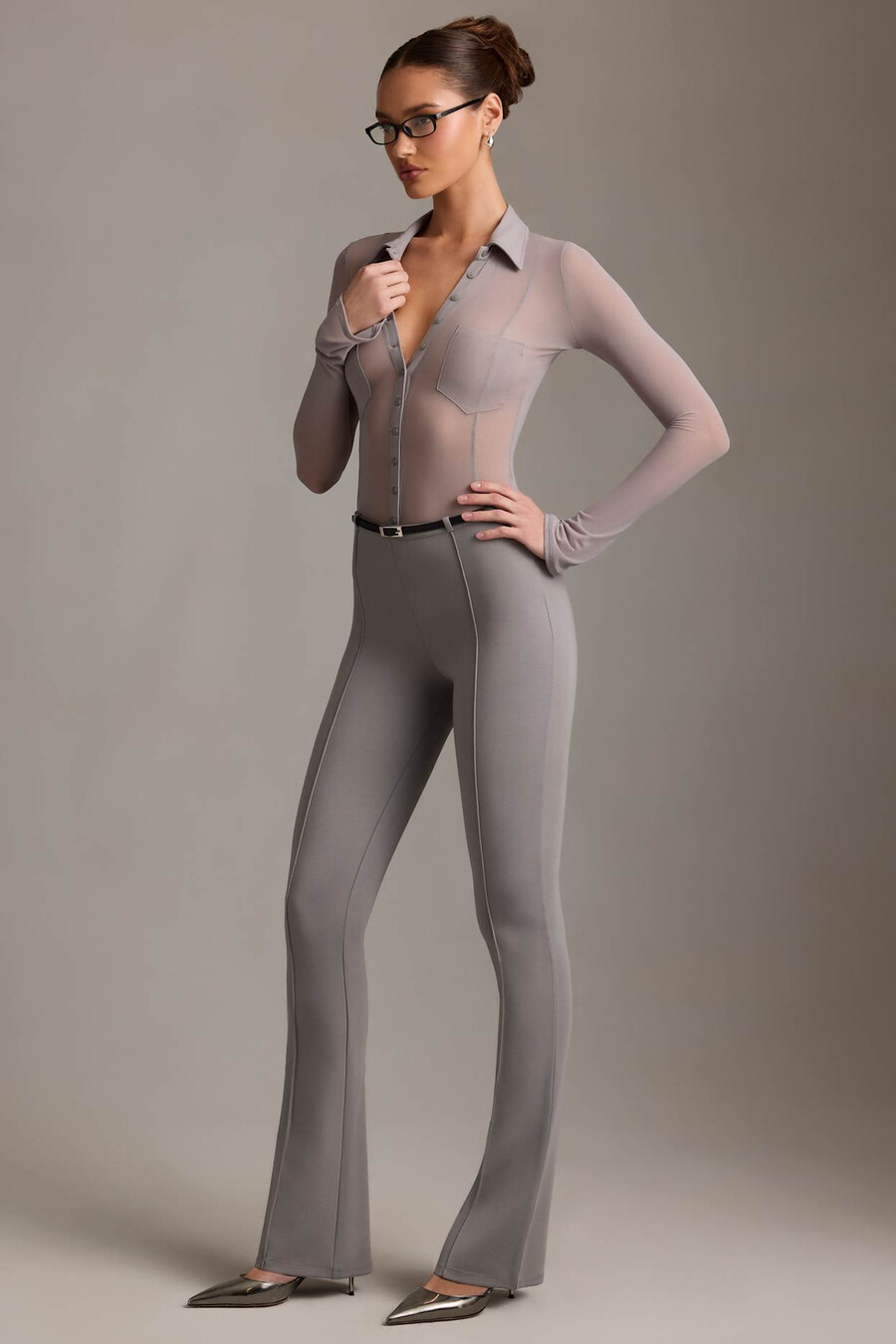 calça flare de cintura baixa na cor cinza