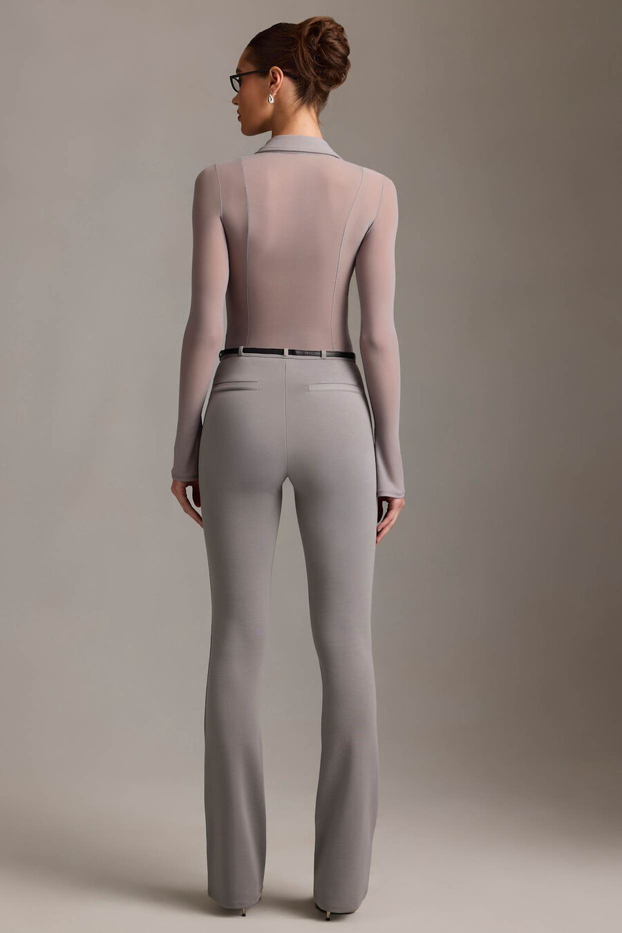 calça flare de cintura baixa na cor cinza