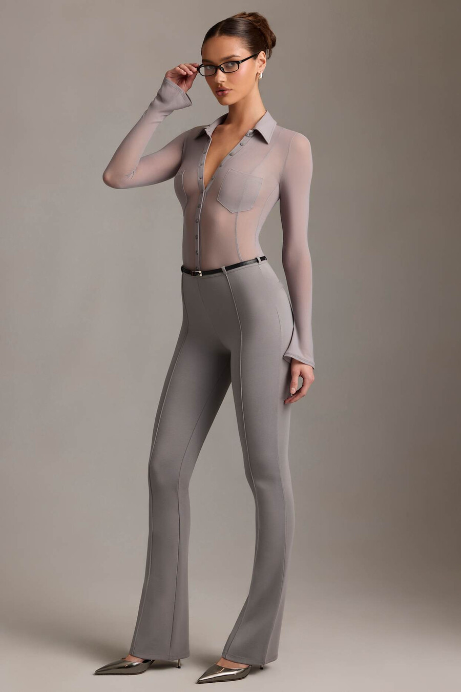 calça flare de cintura baixa na cor cinza