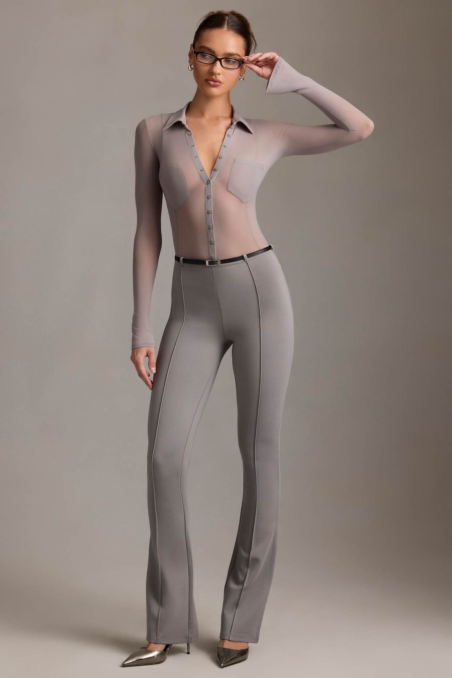 calça flare de cintura baixa na cor cinza