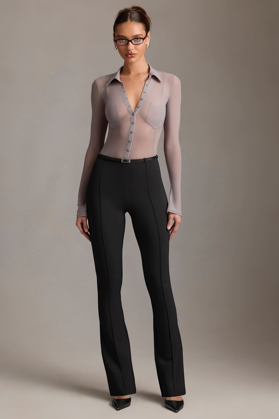 calça flare de cintura baixa na cor preta