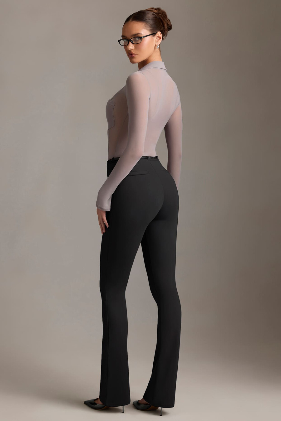 calça flare de cintura baixa na cor preta