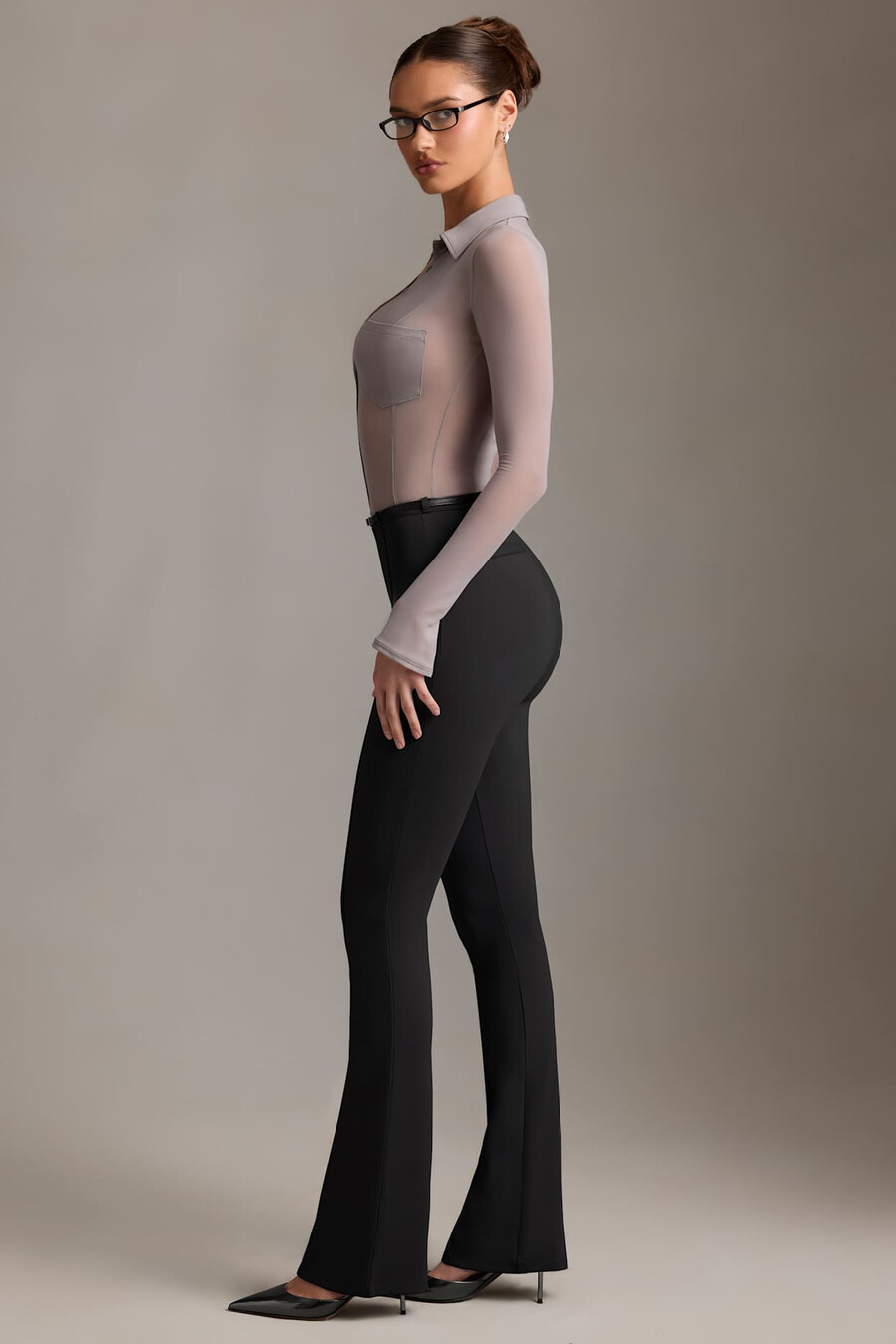 calça flare de cintura baixa na cor preta