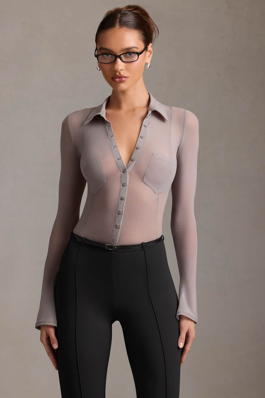 calça flare de cintura baixa na cor preta