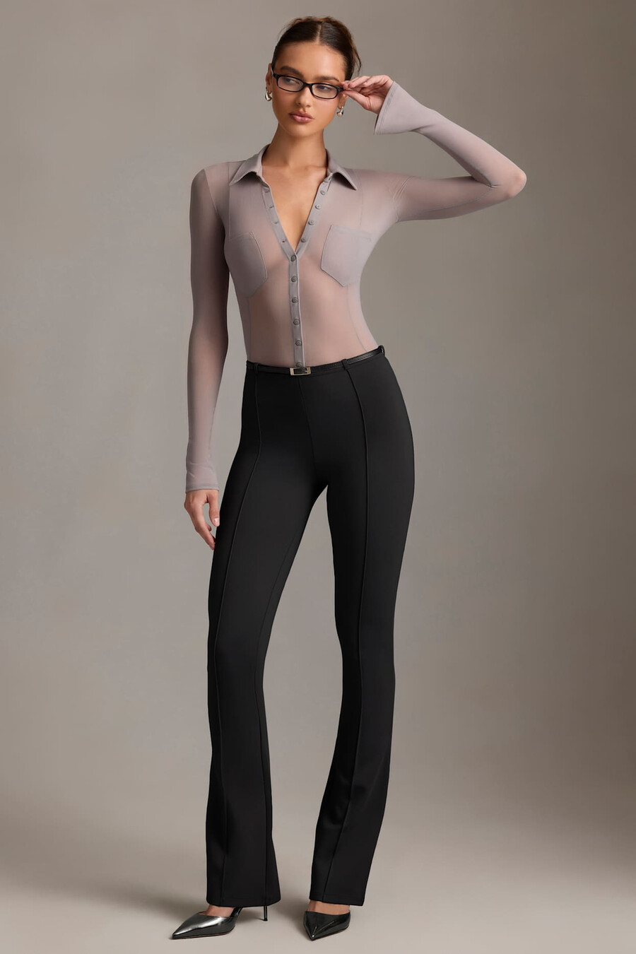 calça flare de cintura baixa na cor preta