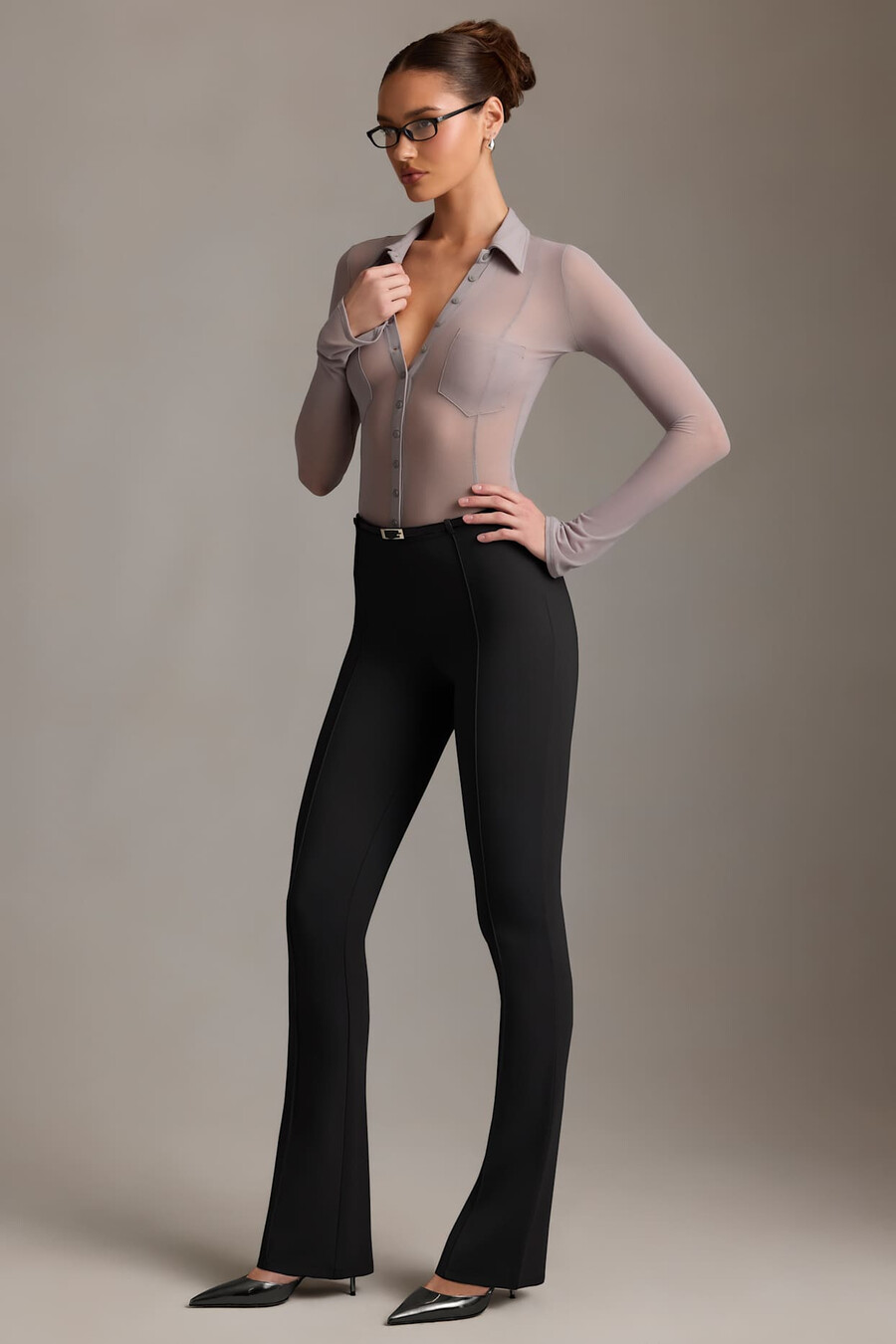 calça flare de cintura baixa na cor preta