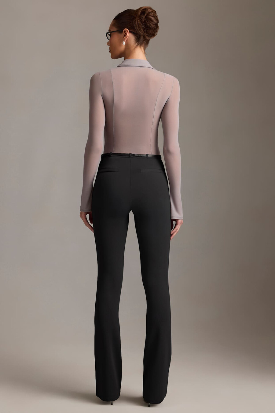 calça flare de cintura baixa na cor preta