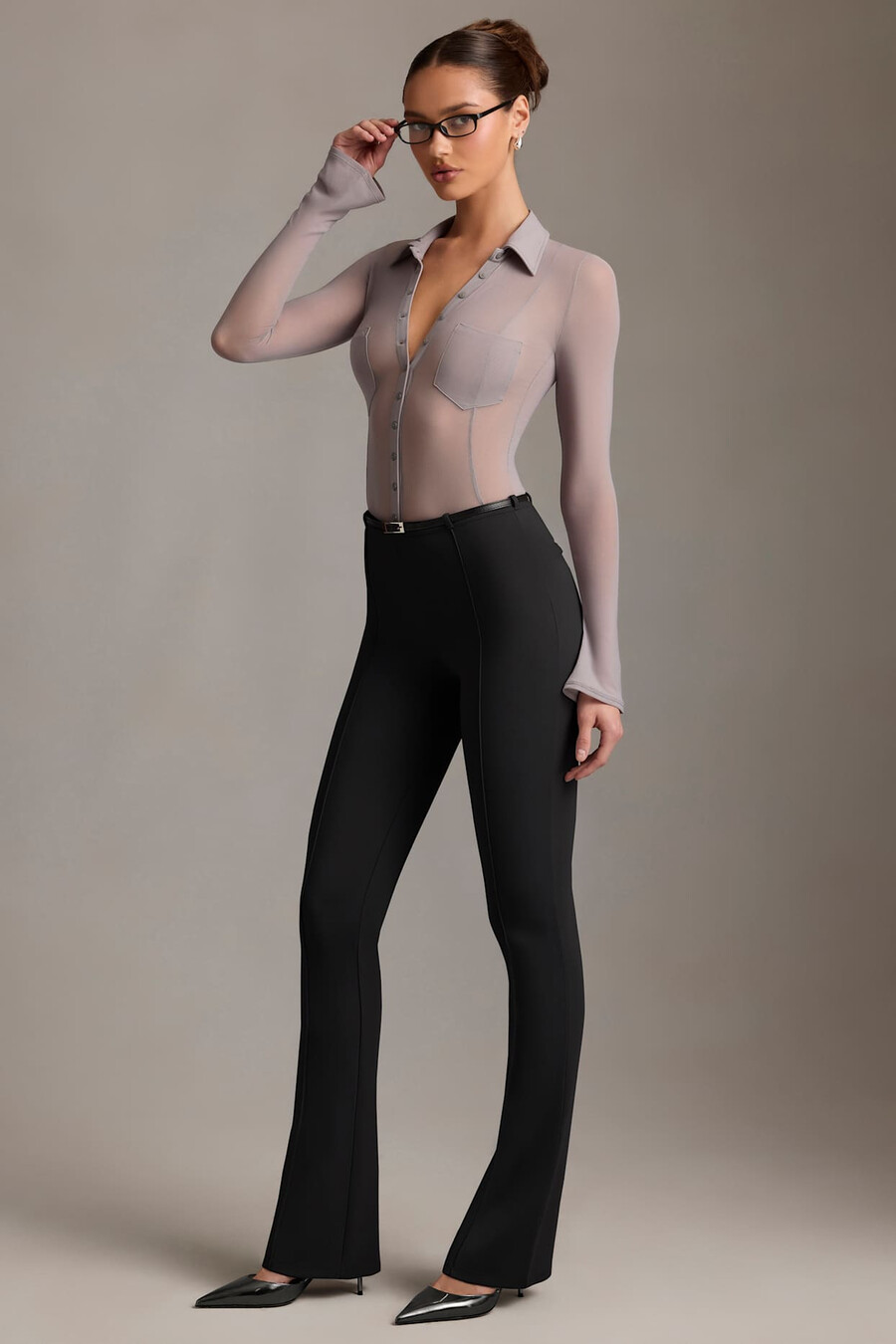 calça flare de cintura baixa na cor preta