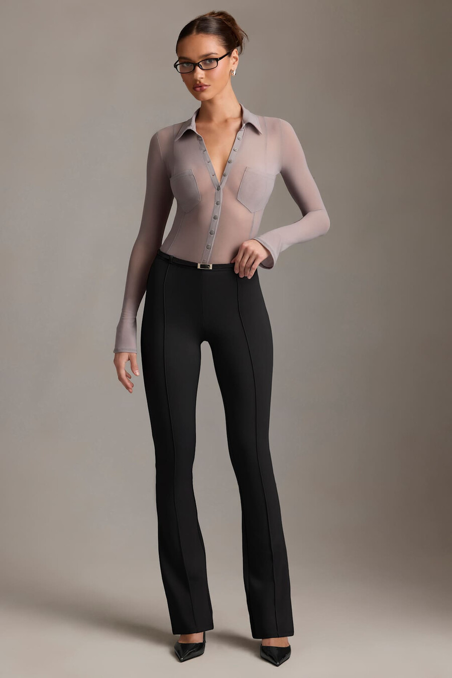 calça flare de cintura baixa na cor preta