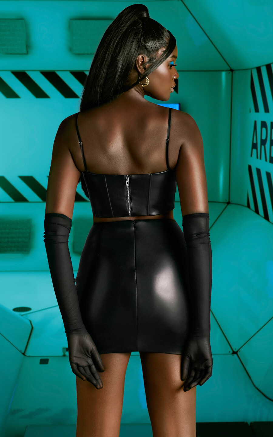 minissaia preta de couro sintético com fenda na coxa