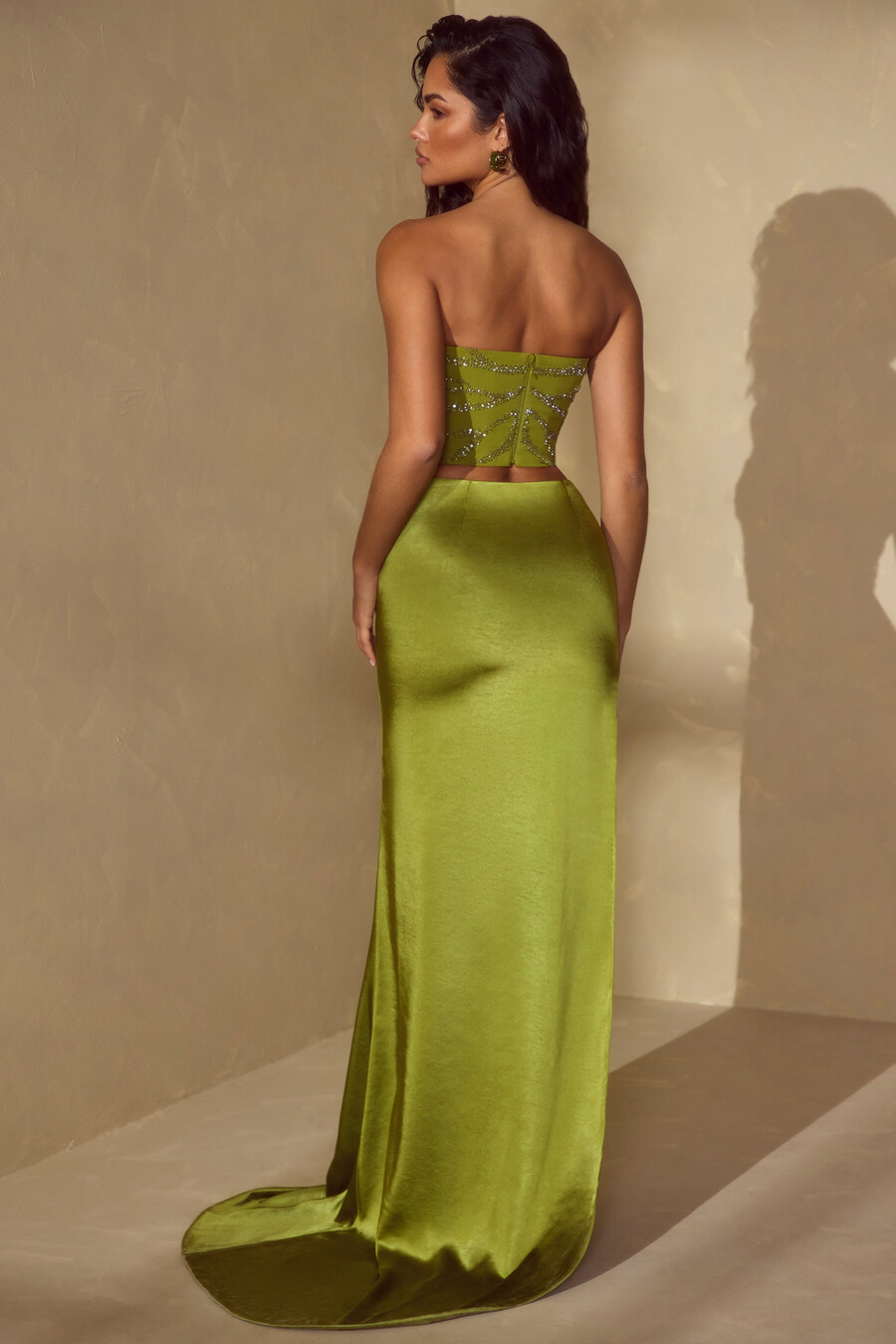 vestido longo com fenda alta e cauda na cor verde-oliva